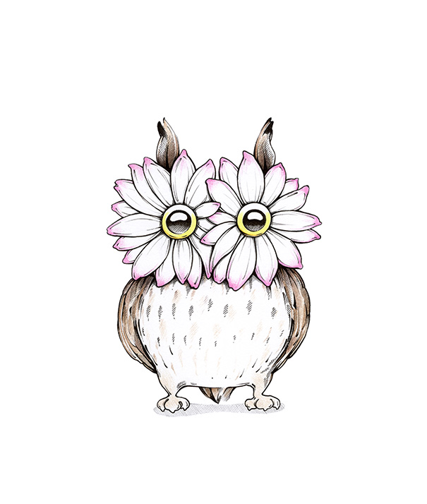 Handgezeichnete, niedliche Eule mit braunem Gefieder, deren Augen durch zwei große, weiß-rosa Blüten mit gelbem Zentrum gebildet werden. illustration "Nachtblüher" von Julian Opitz.